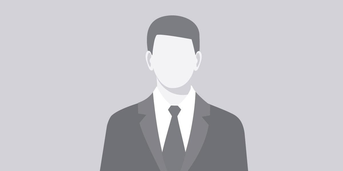 Eine Silhouette eines Mannes im Anzug, neutraler Ausdruck, grau-schwarz, anonymer Stil.