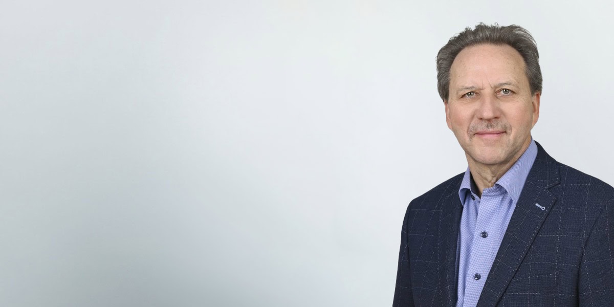 Business Consultant SAP FI/CO Manfred Heppel in dunklem Anzug