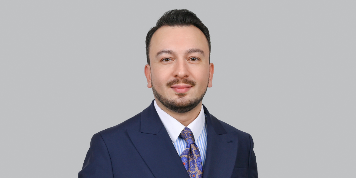 Business Consultant SAP FI/CO Murat Gediz in blauem Anzug